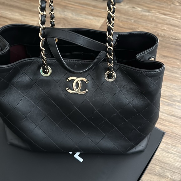 Authentic Black Calfskin Quilted Leather Shopping Bag - Picture 4 of 16